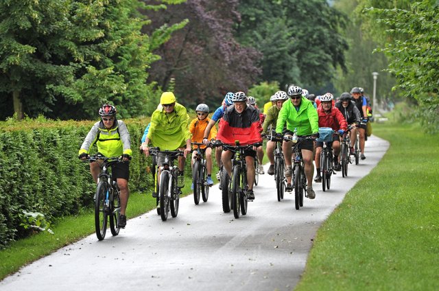 Die rund 200 Teilnehmer der Dreiländer-Radtour ließen sich auch vom Regen nicht den Spaß nehmen und absolvierten an drei Tagen rund 235 Kilometer bei rund 2500 Höhenmetern.