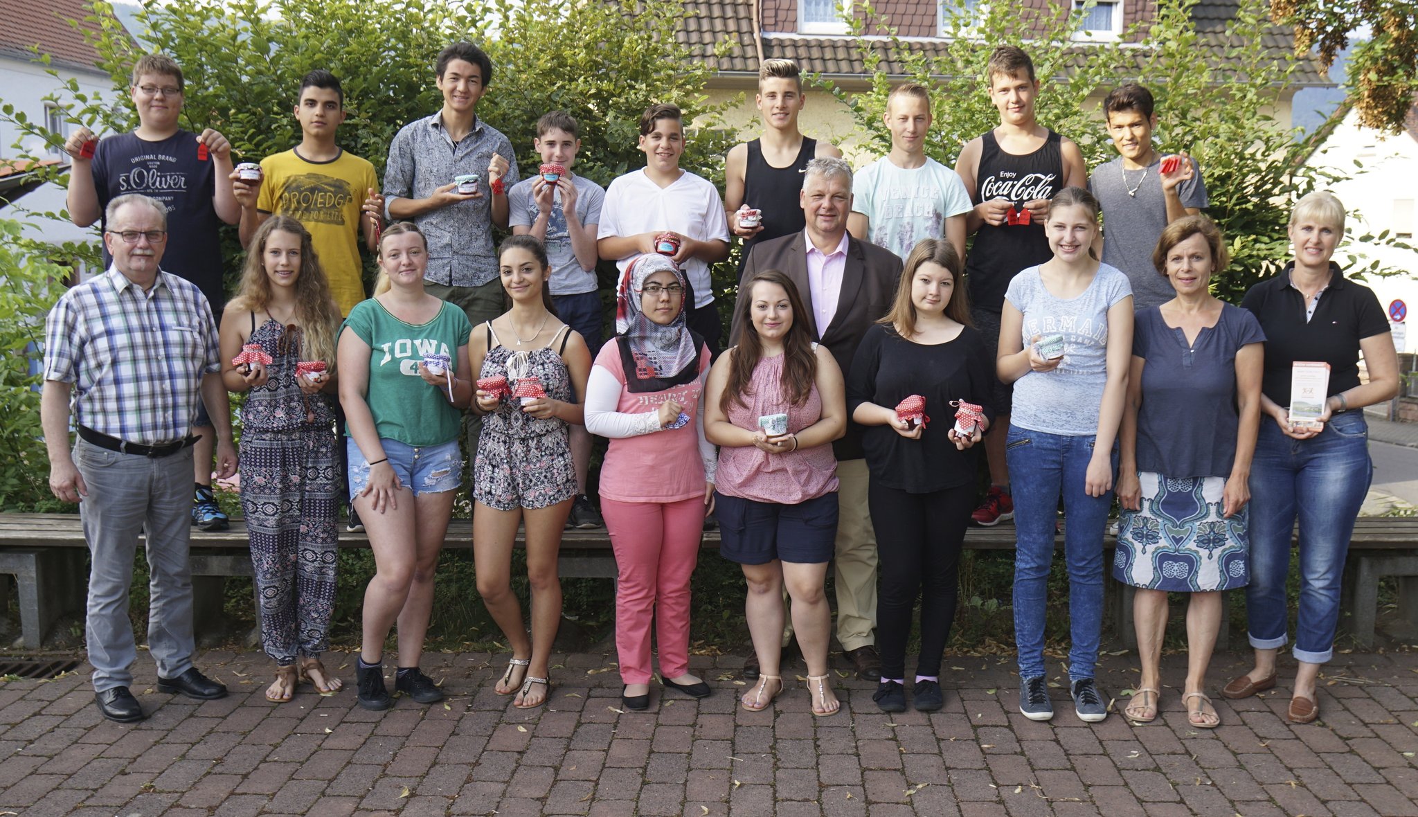 Aktion: Helfen verbindet - Bürgstadter Schüler fertigen kleine