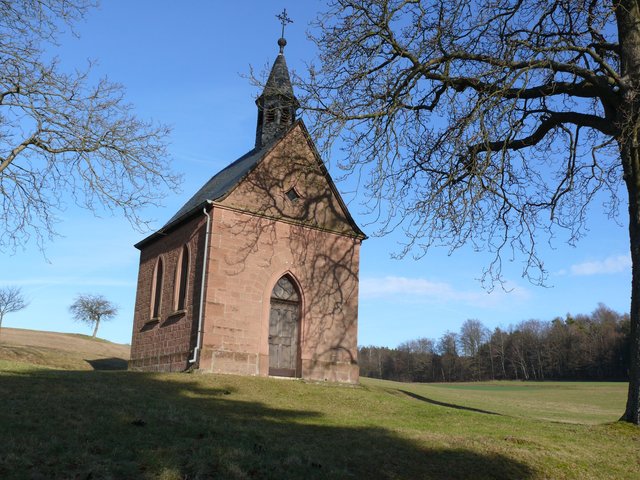 Kapelle und Baum.