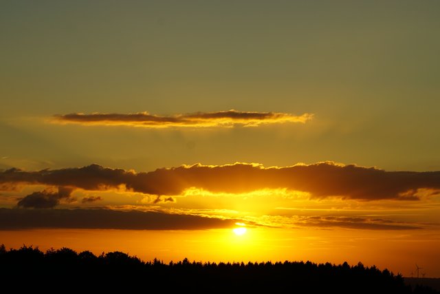 Schnell versinkt die August-Sonne hinter den Odenwald-Bergen.