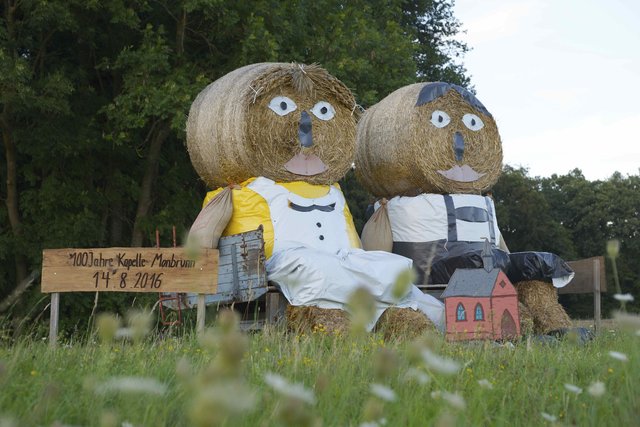 Ein Strohballen-Pärchen nebst Kapelle an der Wenschdorfer Steige verweist auf das Monbrunner Kapellen-Jubiläum.