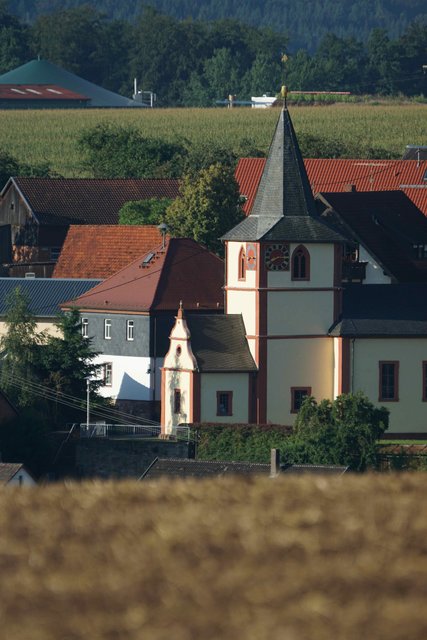 Heppdieler Pfarrkirche St. Mauritius: Monbrunn gehörte einst zur Pfarrei Heppdiel. Der Heppdieler Pfarrer hielt immer wieder Gottesdienste und Andachten in der Monbrunner Kapelle.