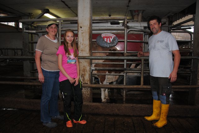 Regionale Milcherzeuger wie Renate und Dieter Schandel mit Tochter Nina aus Großwallstadt sehen im Miltenberger Regional-Siegel „Aus der Region“ ein großes Potenzial. | Foto: Andrea Kaller-Fichtmüller