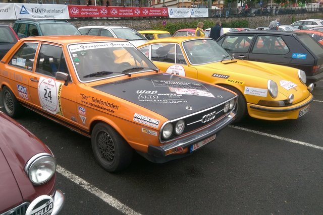 Demokratie an der Mosel: Audi 80 und Porsche spielen bei der Histo-Tour in der gleichen Liga.