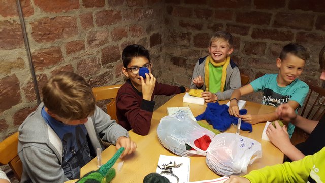 es wurde viel gelacht, alle hatten Spaß beim Filzen Alex und Samuel waren auch wieder dabei