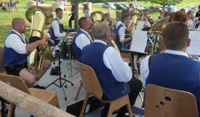 "Odenwälder Trachtenkapelle Wenschdorf-Monbrunn" beim Kapellenfest Monbrunn