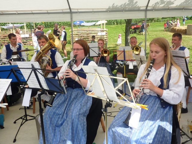 "Odenwälder Trachtenkapelle Wenschdorf-Monbrunn" beim Kapellenfest Monbrunn