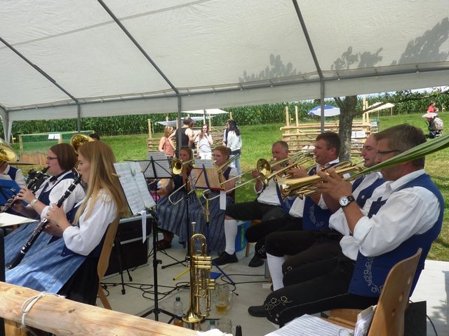 "Odenwälder Trachtenkapelle Wenschdorf-Monbrunn" beim Kapellenfest Monbrunn