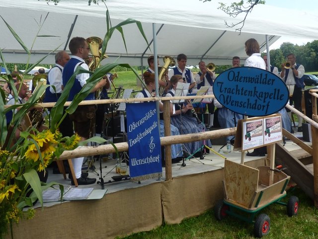 "Odenwälder Trachtenkapelle Wenschdorf-Monbrunn" beim Kapellenfest Monbrunn