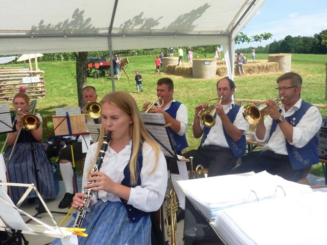"Odenwälder Trachtenkapelle Wenschdorf-Monbrunn" beim Kapellenfest Monbrunn