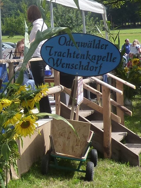 "Odenwälder Trachtenkapelle Wenschdorf-Monbrunn" beim Kapellenfest Monbrunn