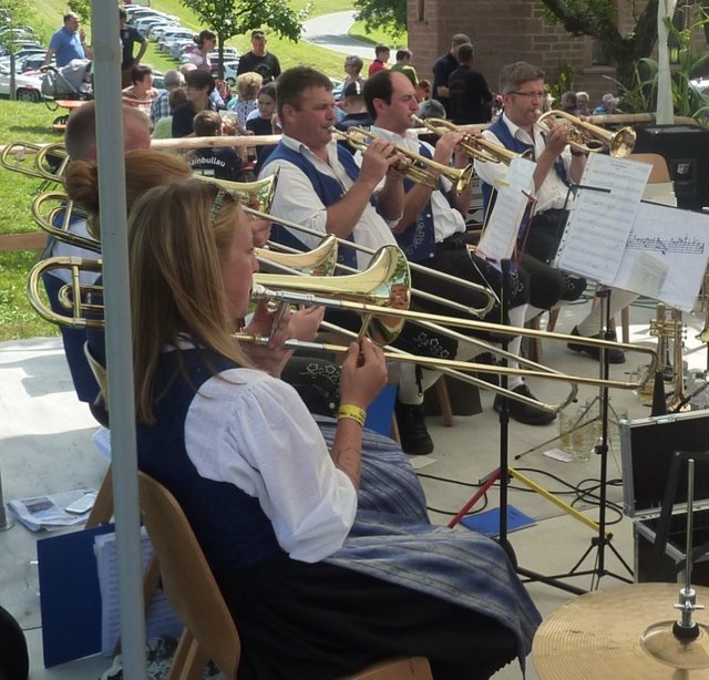"Odenwälder Trachtenkapelle Wenschdorf-Monbrunn" beim Kapellenfest Monbrunn