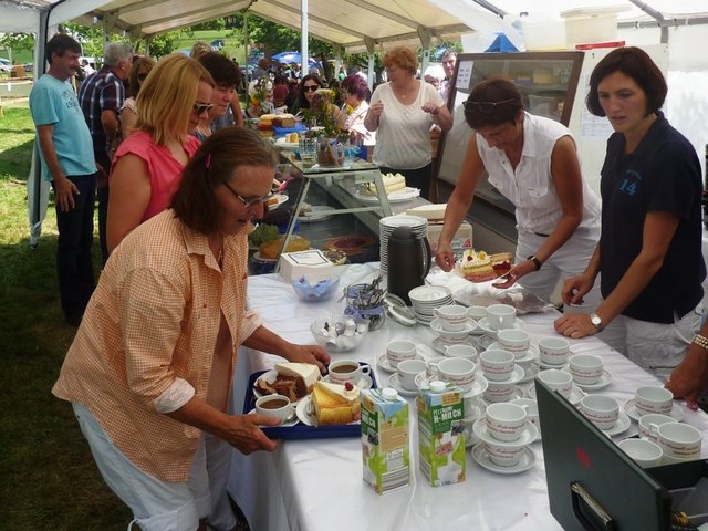 fleißige Helfer bewirten die Gäste beim Kapellenfest Monbrunn