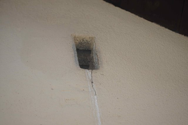 Ein Eulenloch in rund sieben Meter Scheunen-Giebelhöhe verrät, dass hier in Guggenberg Eulen gern gesehen und geduldet sind.