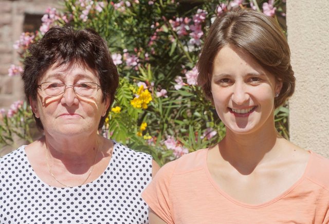 Anni und Regina Gärtner aus Guggenberg, Großmutter und Enkelin, behalten den Jungvogel sorgsam Im Auge.