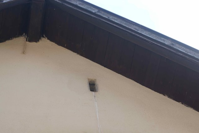 Ein Eulenloch in rund sieben Meter Scheunen-Giebelhöhe verrät, dass hier in Guggenberg Eulen gern gesehen und geduldet sind.