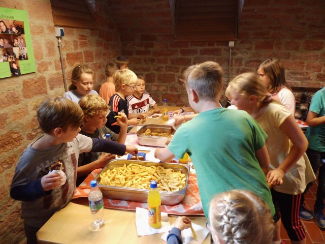 kleine Schnitzel und Pommes, die Lieblingsspeise der Kinder