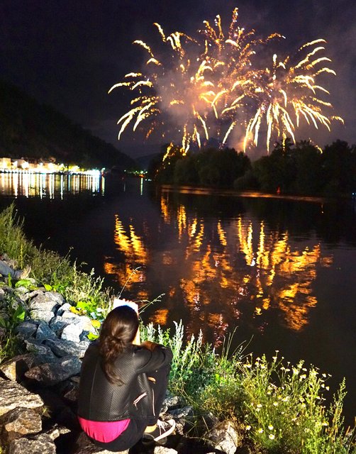 Sonntag, 4.9.2016, 21 Uhr: In wenigen Stunden ist die Miltenberger Michaelismesse 2016 Geschichte. Zuvor verzaubert ein faszinierendes Brilliantfeuerwerk am Main die zahlreichen Besucher aus nah und fern vor der neugeschaffenen Hochwasserschutz-Plattform.