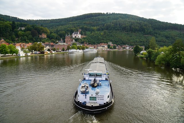 Volle Kraft voraus! Blick auf Miltenberg am Tag nach der Michaelismesse 2016.