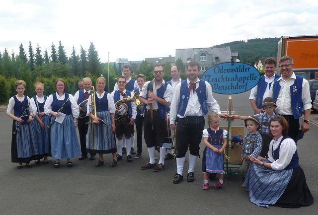 "Odenwälder Trachtenkapelle Wenschdorf-Monbrunn" vor dem Historischen Festzug in Wörth 2016