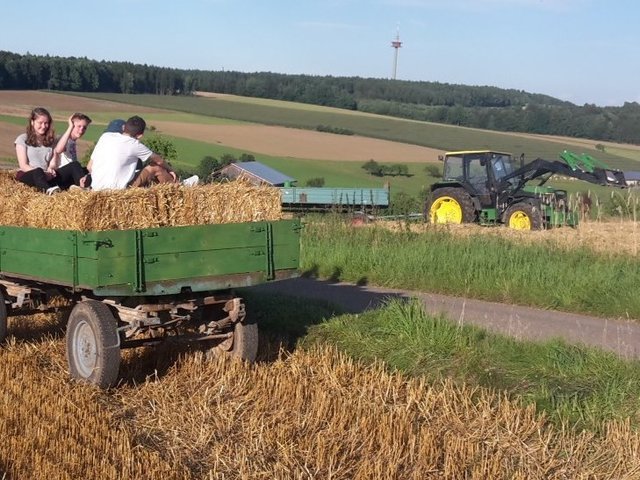 WENSCHDORF FILMREIF - Vorbereitung für die Strohballenlounge