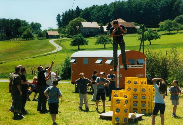 Bierkastensteigen ist eine der Attraktionen bei „Wenschdorf filmreif“ am Samstag, 10. September ab 15 Uhr: Es geht darum, einen möglichst hohen Turm aus Bierkästen zu bauen. Der Erbauer klettert während des Aufbaus an den Bierkästen hoch. Die Bierkästen für den Weiterbau reicht ihm jemand vom Boden aus zu. Über eine Kletterausrüstung mit Sicherungsseil wird der Bierkastensteiger von einer Fachkraft des Deutschen Alpenvereins gesichert.