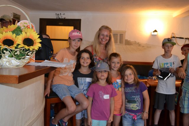4. Siegergruppe: Leni, Amelie, Rosalie, Deena und Lea mit Fuchs-Mama Sabine Kirchmann