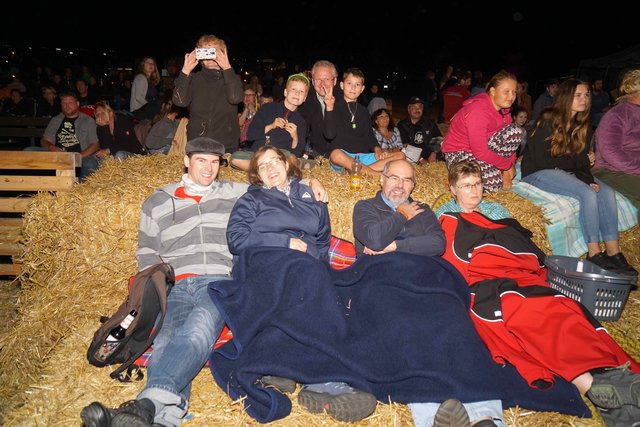 Gemütlichkeit, Geselligkeit und kurzweilige Kino-Unterhaltung - das war beim ersten Open-Air-Event in Wenschdorf im Miltenberger Höhenstadtteil bei den Besuchern aus nah und fern gefragt. An ihren zufriedenen Gesichtern  konnte man ablesen, dass  die hervorragend organisierte Veranstaltung allen gefallen hat. "Wir kommen wieder!" - meinten schmunzelnd auch weit angereiste Gäste.