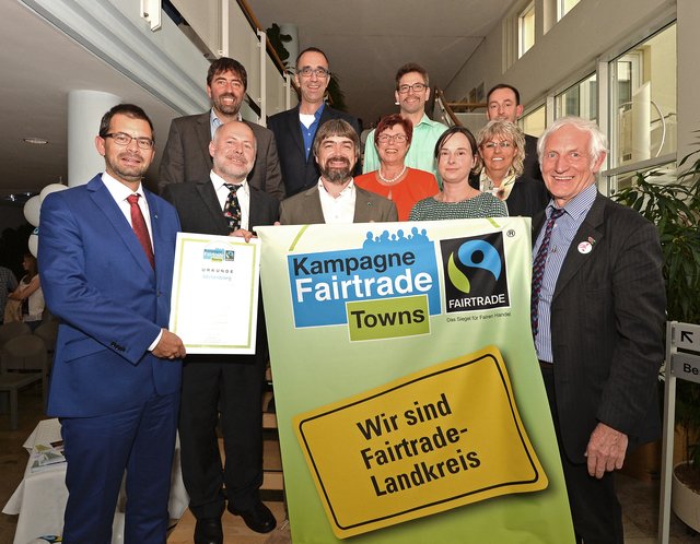 Sie stehen fr die Verknpfung von regionalem und globalem Denken: Landrat Jens Marco Scherf, Harald Blankart (vorne von links), Fairtrade-Ehrenbotschafter Manfred Holz (rechts) und die Mitglieder der Steuerungsgruppe.