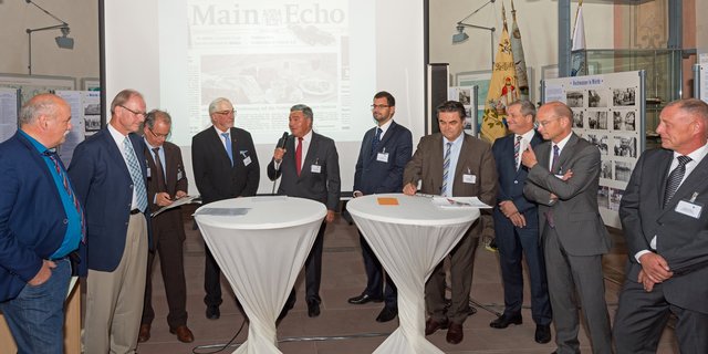 Statements zum 20-jährigen Bestehen der Initiative Bayerischer Untermain gaben mehrere Gäste der Regionalkonferenz. Das Bild zeigt (von links): Moderator Josef Bühler, IHK-Präsident Friedbert Eder, Moderator Markus Seibel, Regierungspräsident Dr. Paul Beinhofer, Altlandrat Roland Schwing und Landrat Jens Marco Scherf (beide Landkreis Miltenberg), Oberbürgermeister Klaus Herzog (Stadt Aschaffenburg), ZENTEC-Geschäftsführer Dr. Gerald Heimann, Landrat Dr. Ulrich Reuter (Aschaffenburg) und Bayernhafen-Direktor