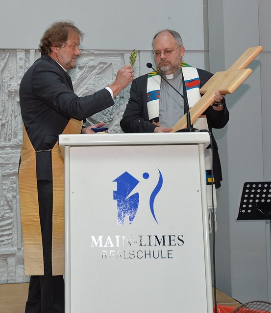 Die Geistlichen Martin Höfer (links) und Stefan Meyer segneten die neue Schule und ein großes Holzkreuz, das in der Schule einen würdigen Platz finden wird.