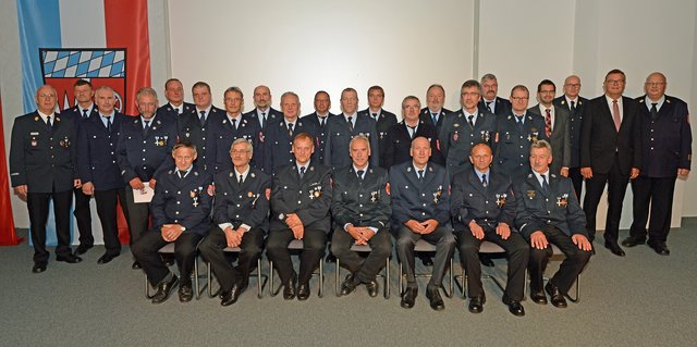 Diese Feuerwehrleute wurden für 40-jährigen aktiven Dienst geehrt. Das Bild zeigt sie mit Kreisbrandinspektor Johannes Becker (links) sowie (hinten von rechts) Kreisbrandrat Meinrad Lebold, Günther Oettinger (Kreisvorsitzender des Bayerischen Gemeindetags), Kreisbrandinspektor Hauke Muders und Landrat Jens Marco Scherf.