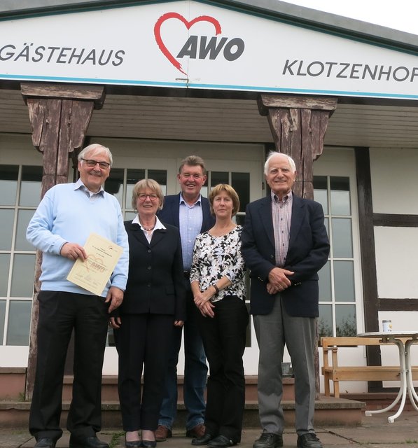 Heinz Kaiser (40 Jahre), Ingrid Kaiser (40 J.),Stellvertredender AWO- Bezirksvorsitzender Harald Schneider, Susan Bryant (25 J.), Knut Brack (40 J.)