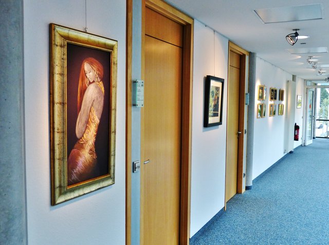 Die Ausstellung von Olga Minardo in der Raiffeisen-Volksbank: vorn "Frau mit Ohrringen"