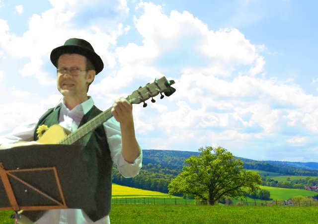 Konrad Bönig verzaubert mit humorvollen Geschichten und Liedern alle kleinen und großen Zuhörer.