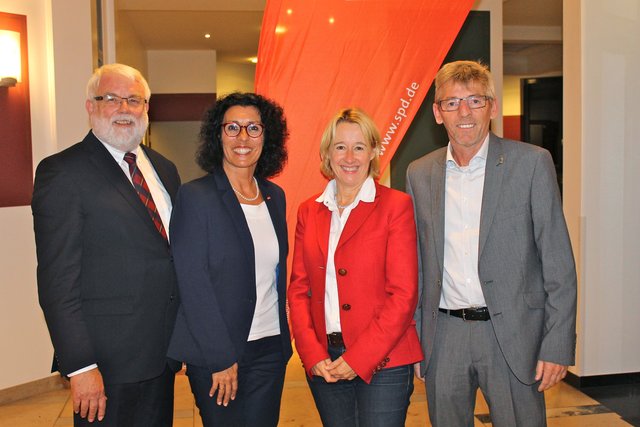 MdL Martin Güll, Helga Raab-Wasse, Ortsvereinsvorsitzende SPD Erlenbach/Main, MdL Martina Fehlner und Werner Hillerich, 2. Bürgermeister Stadt Erlenbach/Main