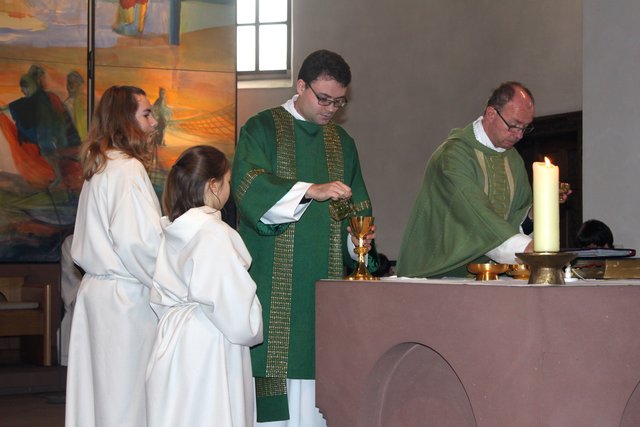 Diakon Nicolas Kehl assistiert Dekan Michael Prokschi am Altar.