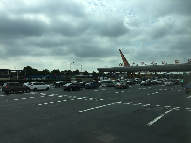 Mautstation an einer Autobahn im Umland von Shanghai.