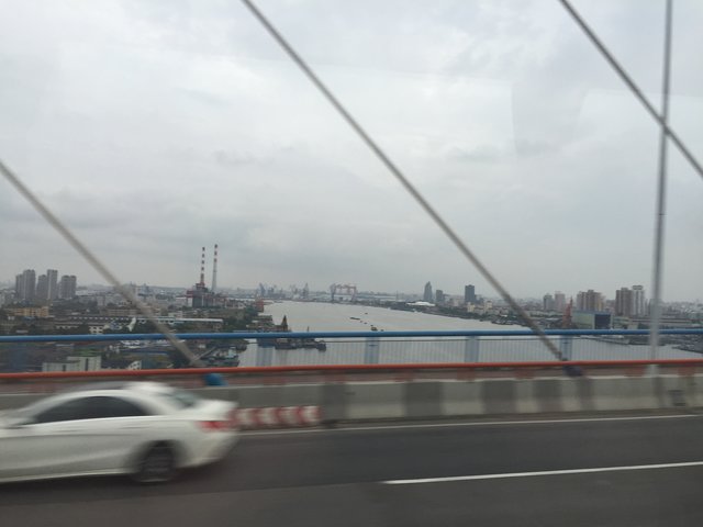 Der Fluss Huangpu muss auf einer höheren Brücke überquert werden, da hinter der Brücke der alte Hafen von Shanghai liegt.