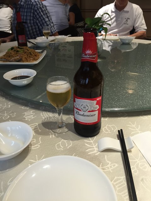 Mini-Bierglas beim Mittagessen