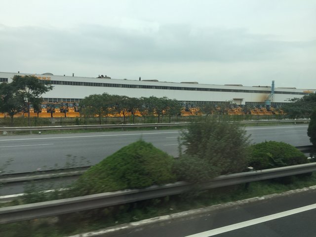 Hunderte von Radladern und anderen Baufahrzeugen an einer Produktionsstätte an der Autobahn nahe Shanghai