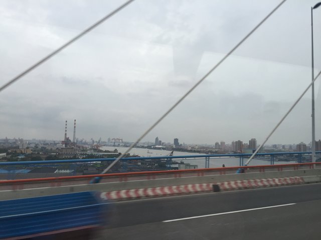 Der Fluss Huangpu muss auf einer höheren Brücke überquert werden, da hinter der Brücke der alte Hafen von Shanghai liegt.