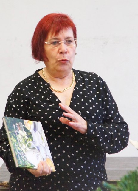 Wie sie zum Bücherschreiben und zur Verlagsgründung kam, erzählt Ruth Weitz beim Mittwochsfrühstück des Vereins Frauen für Frauen. | Foto: Miriam Weitz