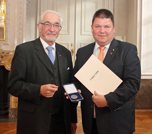 Regierungspräsident Dr. Paul Beinhofer überreicht die  Kommunale Verdienstmedaille in Bronze und die Urkunde an Hürgen Reinhard, Niedernberg. | Foto: Jeannette Mathy