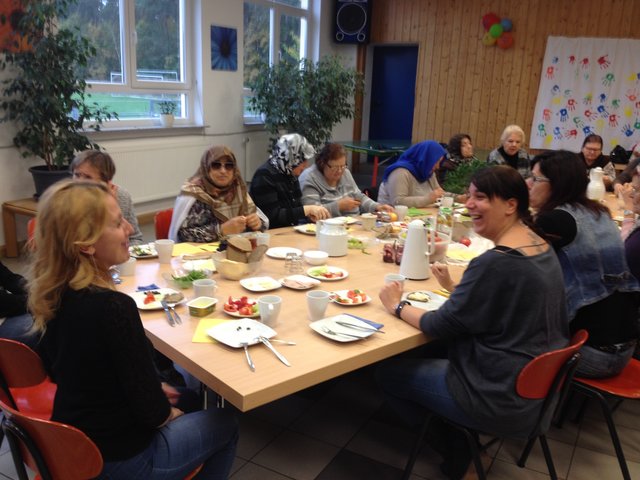 Gut gelaunt sind die Teilnehmerinnen beim Frauenfrühstück im Erlenbacher Jugendzentrum.