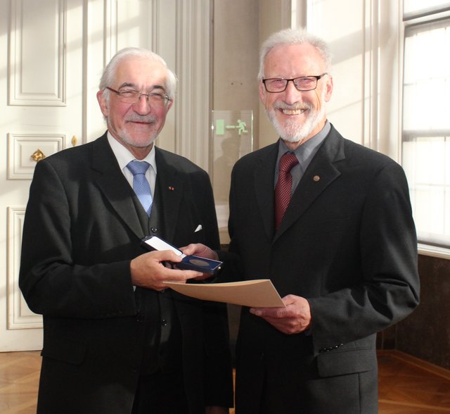 Regierungspräsident Dr. Paul Beinhofer überreicht die  Kommunale Verdienstmedaille in Bronze und die Urkunde an Peter Mayer, Collenberg. | Foto: Jeannette Mathy