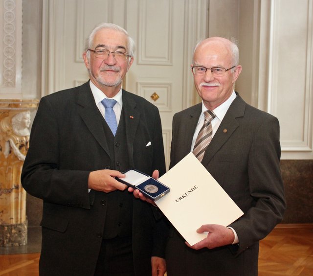 Regierungspräsident Dr. Paul Beinhofer überreicht die  Kommunale Verdienstmedaille in Bronze und die Urkunde an Franz Hain, Laudenbach. | Foto: Jeannette Mathy