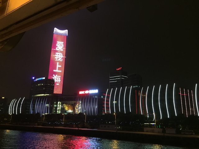 "Shanghai bei Nacht": Lichtershow der Häuser am Fluss