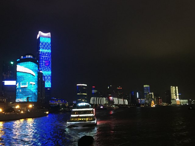 "Shanghai bei Nacht": Lichtershow der Häuser am Fluss