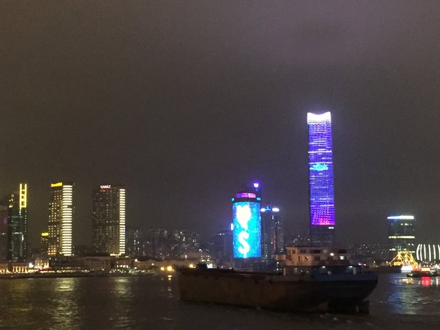 "Shanghai bei Nacht": Lichtershow der Häuser am Fluss
